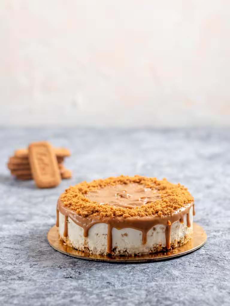 Biscoff cake finished by hand